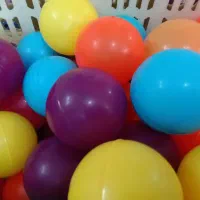 تعدادی توپ استخری