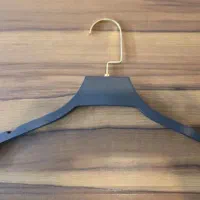 تعدادی چوب لباسی بچگانه و بزرگسال