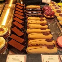 فروش قنادی در حال کار