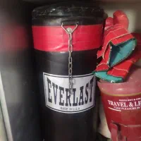 کیسه بوکس و دستکش