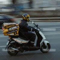 به دونفر پیک موتوری باموتور برای جابجایی اجناس