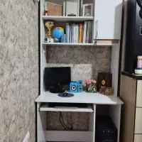 میز کامپیوتر سفید کاملا سالم