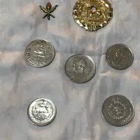 ۵ عدد سکه بانکی و دو نشان