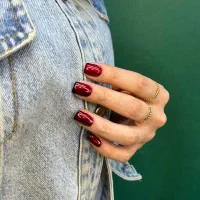 استخدام ناخنکار در سالنی پر مشتری
