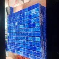 تعدادی کارگر مونتاژ و بسته بندی سرامیک و آبدارچی