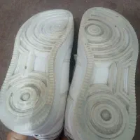 سه جفت کفش باهم|کیف، کفش، کمربند|اصفهان, باغ دریاچه|دیوار