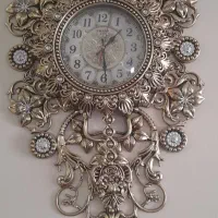 یک عدد ساعت و تابلو فرش