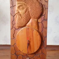 ساعت دیواری کنده کاری شده روی چوب کار دست