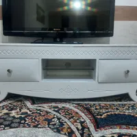 پرده،ساعت و میز تلویزیون