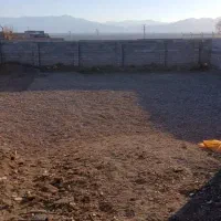 یه زمین حصارکشی شده با درب گاراژی  با یه یک مغازه