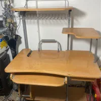 میز تحریر و کامپیوتر