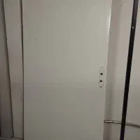 یک عدد درب چوبی وسه تا چوب پرده