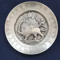 دیوار کوب، بشقاب مسی شیر خورشید قدیمی