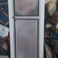 درب آلومینیومی حمام سالم و بدون ایراد با چار چوب