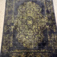 فرش دستباف زیر قسمت سالم سالم