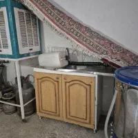 یک عدد سینک ظرف شویی و کابینت زیرش و شیراب