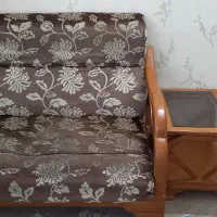 یک عدد مبل دو نفره همراه میز