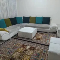 مبل ال سفید وسالم با کوسن های رنگارنگ