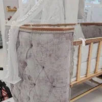 گهواره( تخت) کنار مادر الیت