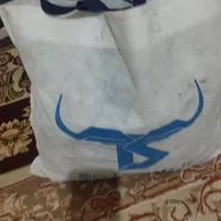 یک کیسه حاوی مقداری لباس زیر و اسناد پیدا شده است
