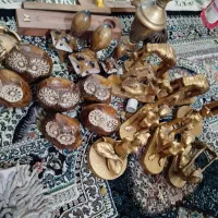 تعدادی مجسمه و شمع و عود