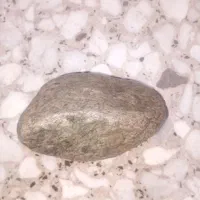 تعدادی سنگ ازقبیل شهاب وغیره.