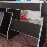 میز تحریر و کامپیوتر