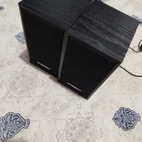 یک جفت اسپیکر و کیبورد فروشی