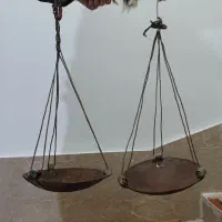 ترازوی دستی قدیمی با شته های فولادی