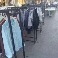 دادزن و تراکت پخش کن درب فروشگاه اقا وخانم حرفه اب