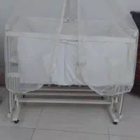 تخت نوزاد.کمی رنگ رفتگی دارد