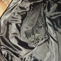 کاپشن|لباس|نقده, |دیوار