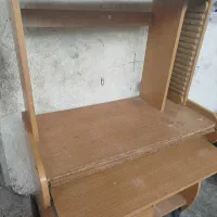 میز کامپیوتر و گوشی