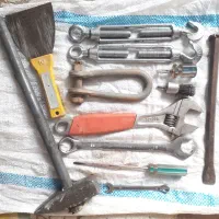 تعدادی آچار و ابزارآلات