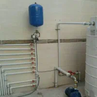 به یک شاگرد برای انجام کار لوله کشی