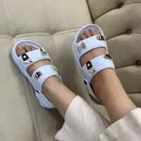 دمپایی|کیف، کفش، کمربند|بومهن, |دیوار