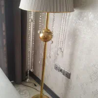 آباژور ایستاده