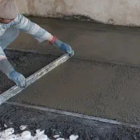 استاد بنا جهت شمشه کشی برای کف سازی اسکرید