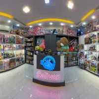 فروشنده خانم فروشگاه عروسک و اسباب‌بازی