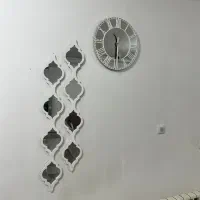 ساعت سغید چوبی آینه ای و ریسه های اینه ای