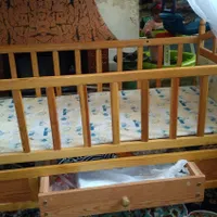 گهواره چوبی سالم وشیک دارای پشه بند
