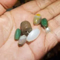 فروش چند مهره قدیمی یاقوت سفیدو زمرود