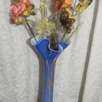 گلدان با گلهایش