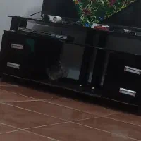 میز تلویزیون سالم شیشه ای چهارتاکشو داره