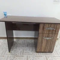 میز تحریر بسیار تمیز در حد نو