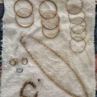 چندتا انگشتر و چندتا النگو وی گردنبد