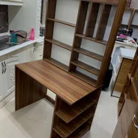 میز همراه با کتابخانه