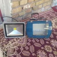 دوتا چراغ ال ای دی یکی پنجاه ویکی صد وات است