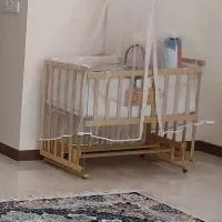 تخت کنار مادر