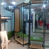 تعدادی رگال باکسی مغازە پوشاک بە فروش میرسد